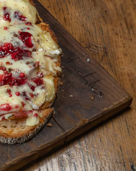 Überbackenes Brot Camembert