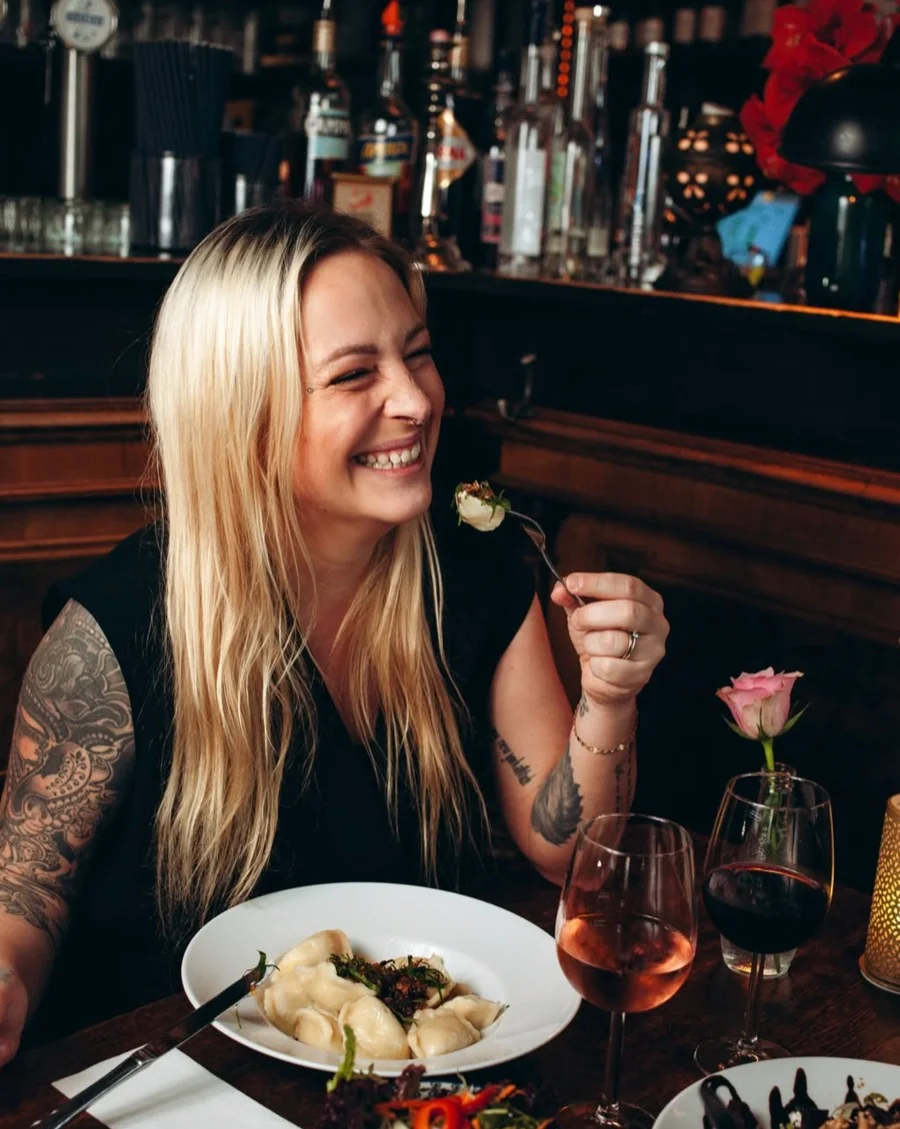 Gäste an der Bar